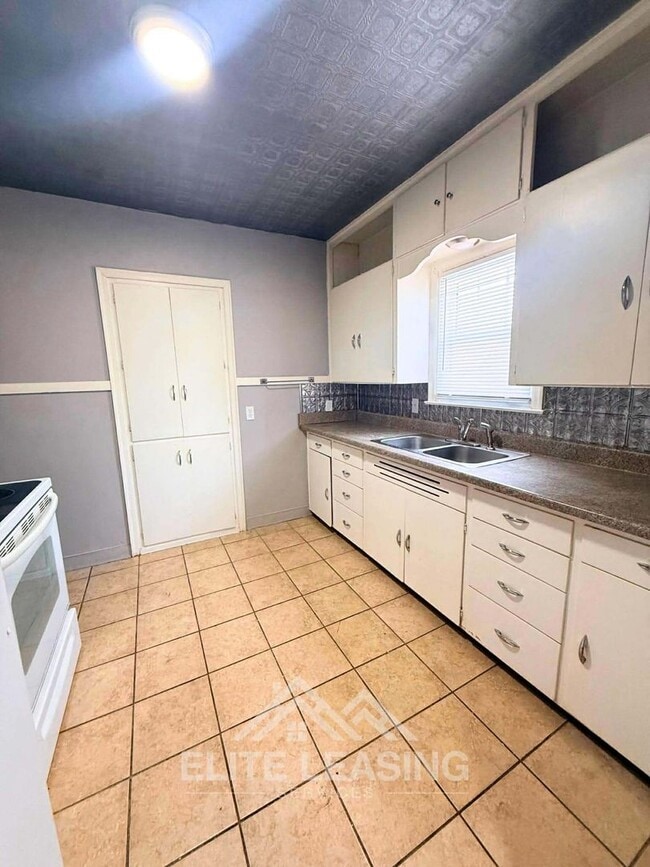 Building Photo - Charming 3-Bedroom Home with Garage