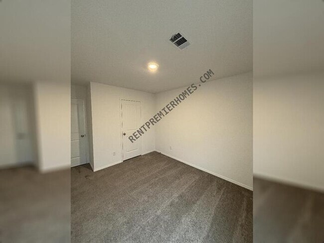 Building Photo - 34-10 10 Point Ln