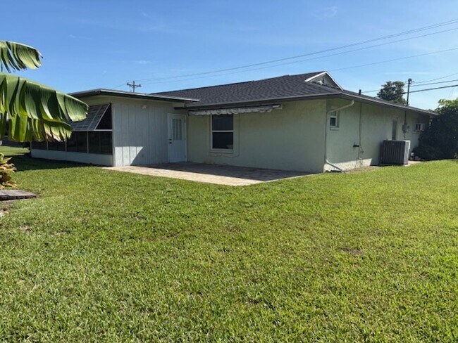 Building Photo - ******HOLIDAY SPECIAL NO RENT FOR DECEMBER****** Charming 2-Bedroom Home in Prime Cape Coral Loca...