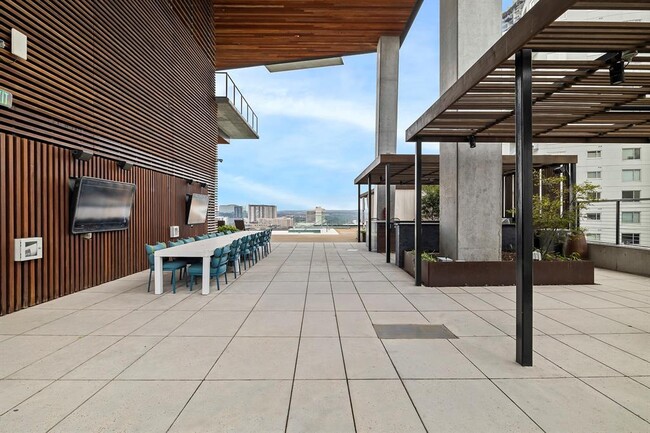 Building Photo - 70 Rainey St