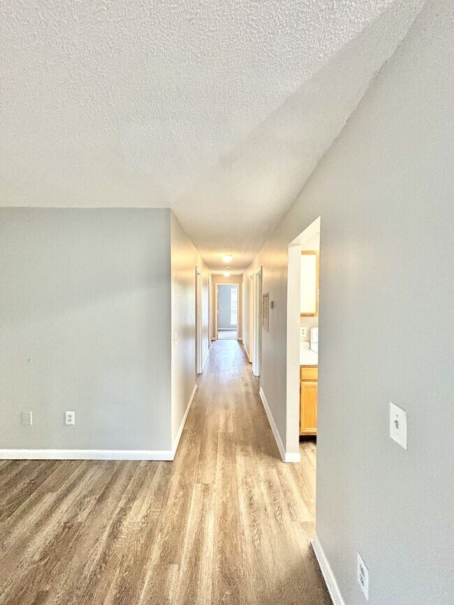 Building Photo - *1/2 Off 1st Months Rent!* 4 Bed, 2 Bath Condo Near MTSU in Murfreesboro