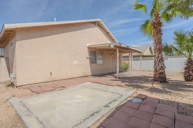 Building Photo - 3 Bedroom, 2 Bath
