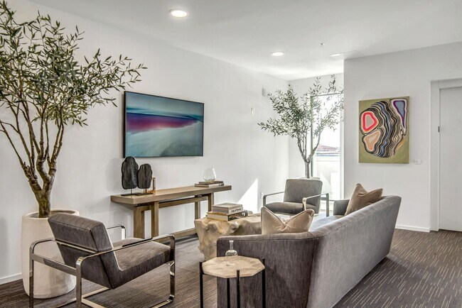 Building Photo - Stunning one bedroom unit in The Wedgewood section of town.