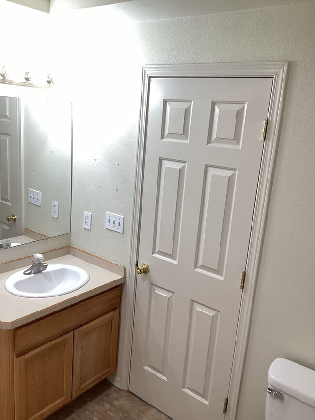 Building Photo - 2040-2040 NE Elk St