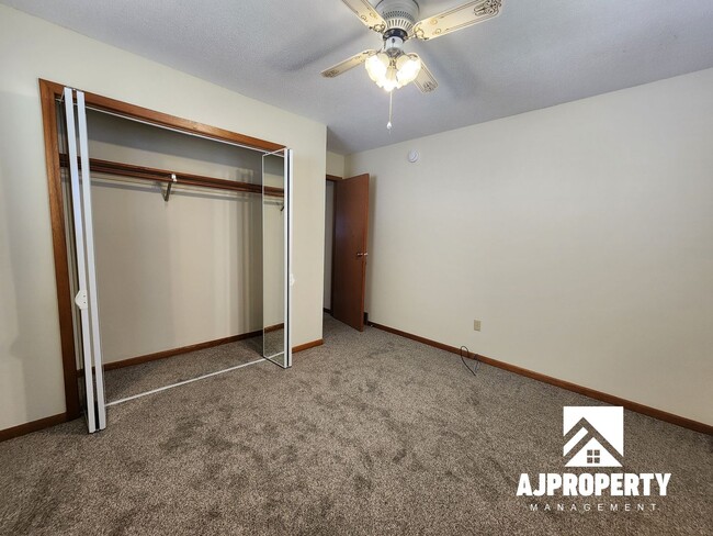 Building Photo - 2 Bedroom 1 Bathroom Near Edison Middle School