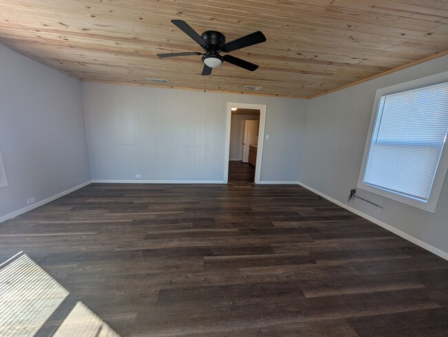 Building Photo - Available Now-  Remodeled 3 Bedroom