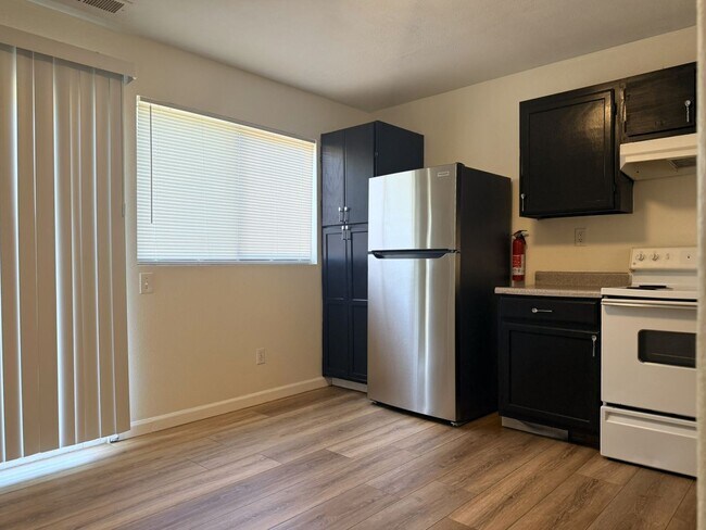 Building Photo - Don’t Miss Out on this 3/2.5 home