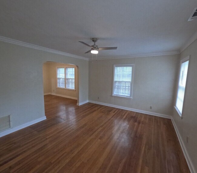 Building Photo - Renovated 3 Bed 1 Bath