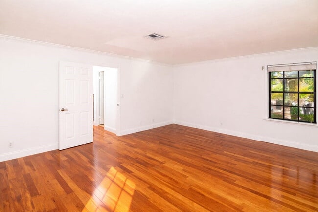 Building Photo - 1524 SE 12th St