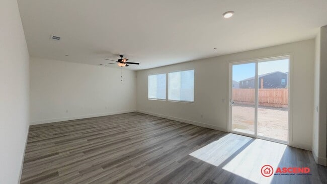 Building Photo - Lovely Home Near Frontier Highschool!