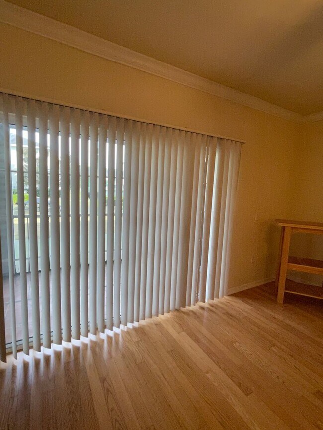 Building Photo - Beautiful 2 bedroom 2.5 bathroom townhome