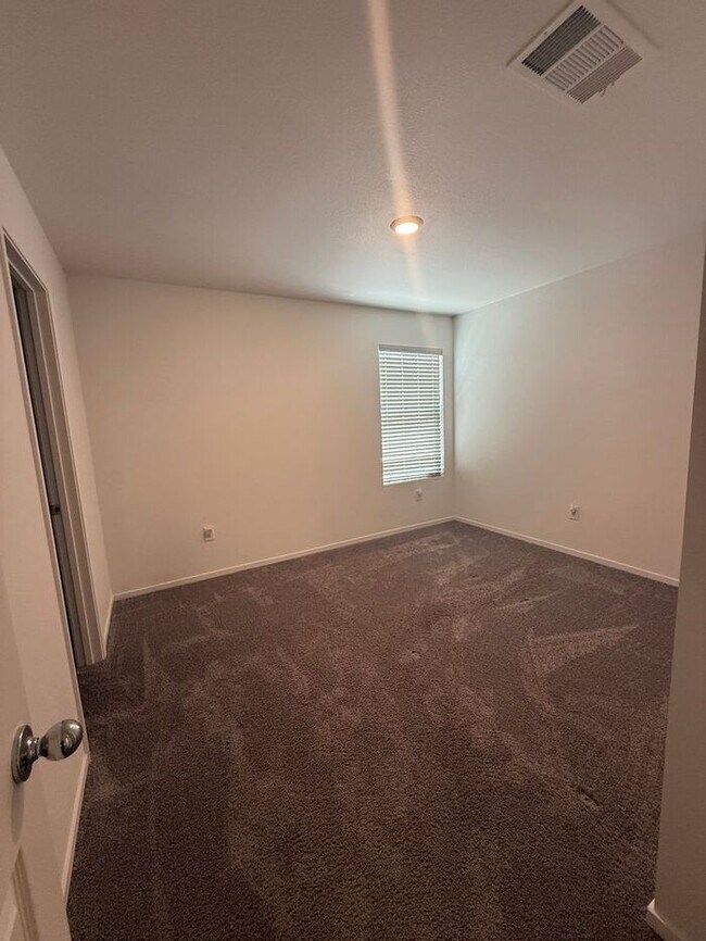 Building Photo - 3-Bed, 2.5-Bath Townhome in North Reno