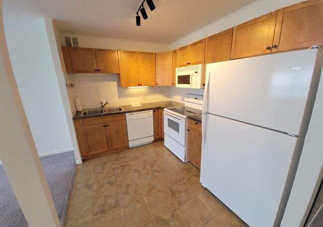 Building Photo - 5415 N Sheridan Rd