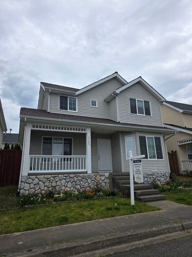 Building Photo - Renton highlands 2 story home for rent, 3 bedroom 2.5 bath with 2 car garage, Avail April 15th!