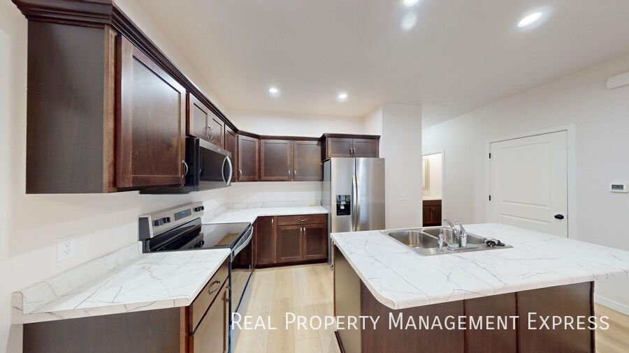 Building Photo - Modern 1 Bedroom Townhome with 1.5 Baths