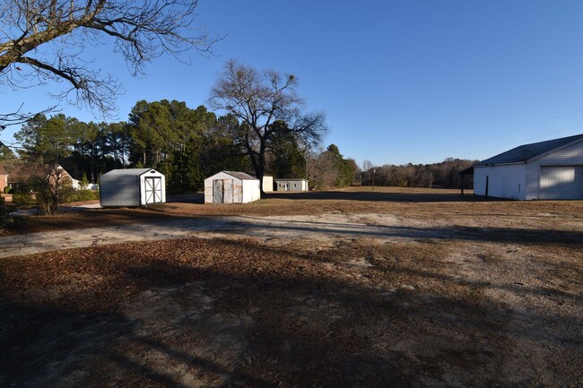Building Photo - Spacious & Updated Double-Wide Home on a L...