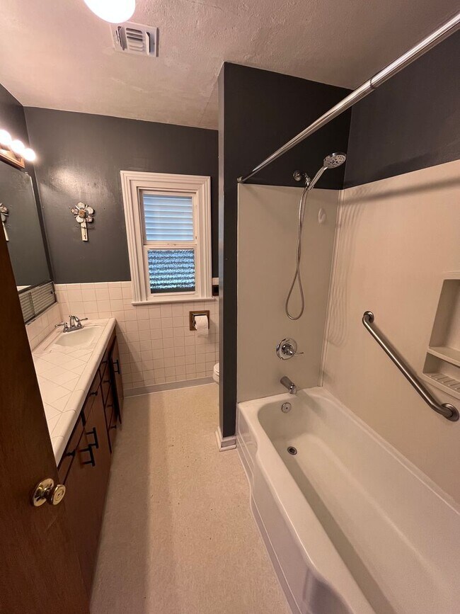 Building Photo - CUTE 2 BEDROOM HOME IN EAST SAC!!