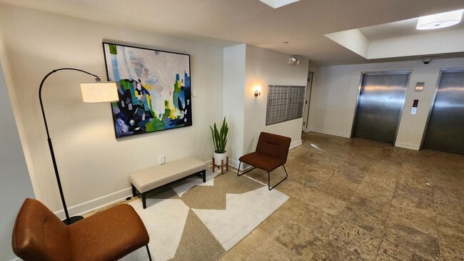 Building Photo - Lease Today! 2BR/2BA Condo in Old Fourth W...