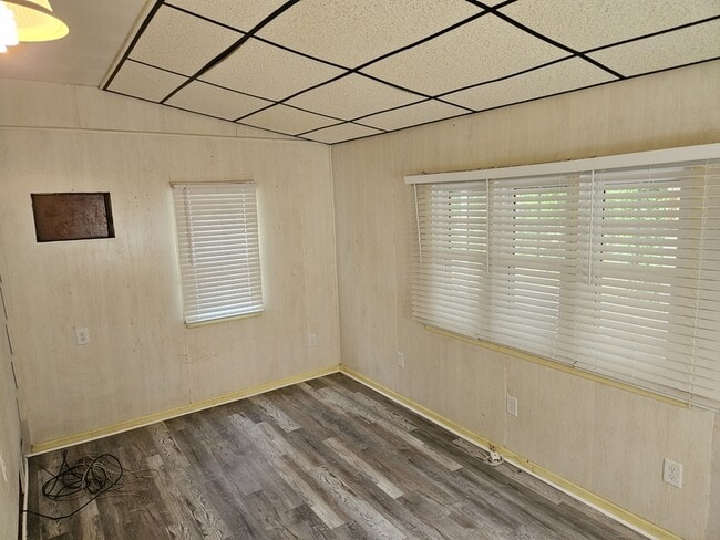 Building Photo - 1737 Ireland Dr