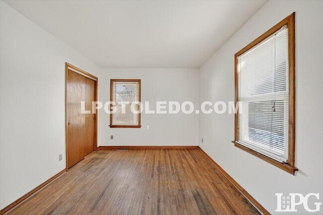 Building Photo - 1525 Akron St