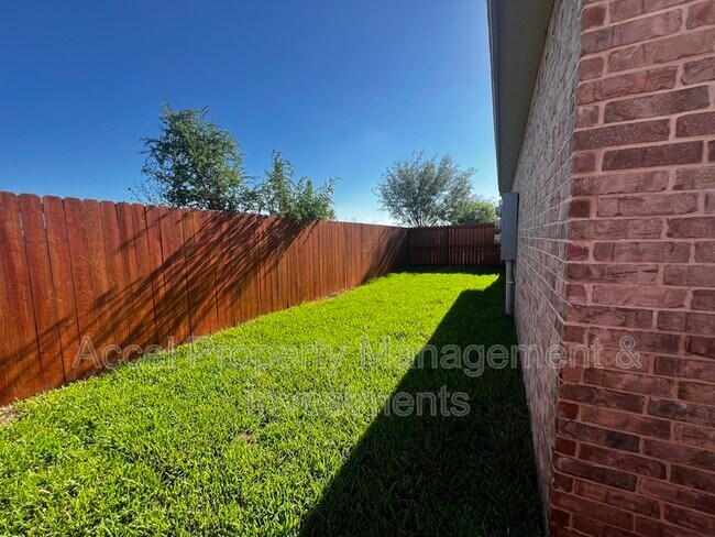 Building Photo - 1327 W Garfield Ave