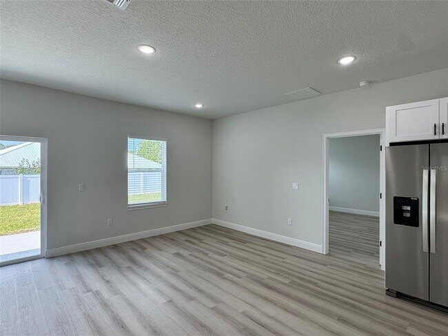 Building Photo - 656 Marion Oaks Manor