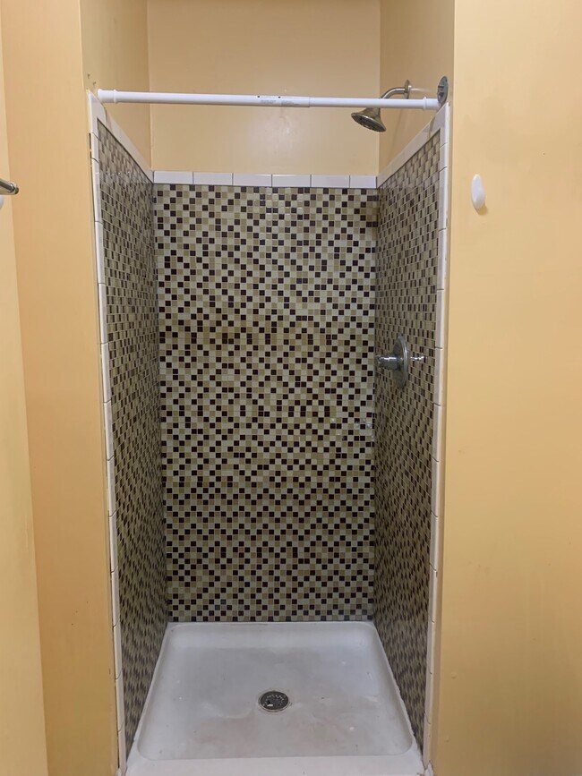 Building Photo - 702 Grove Ave