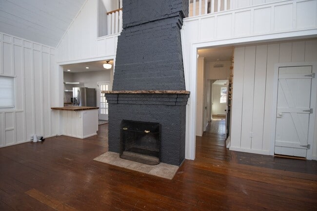 Building Photo - 3 Bedroom, 2.5 Bathroom in Shandon - The F...