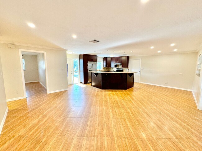 Building Photo - ** CENTRAL NAPLES ** 3 BED + DEN / 2 BATH ...