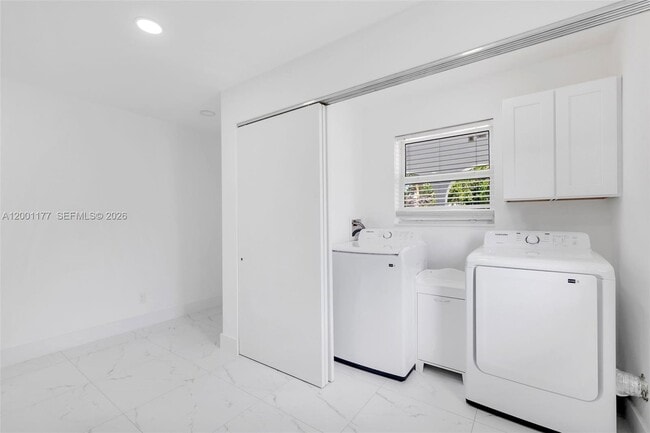 Building Photo - 810 SW 14th Ct