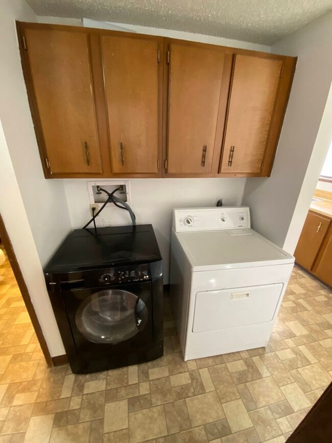 Building Photo - Cozy 3 Bedroom 1 Bath Home with Large Yard & 1 Car Attached Garage