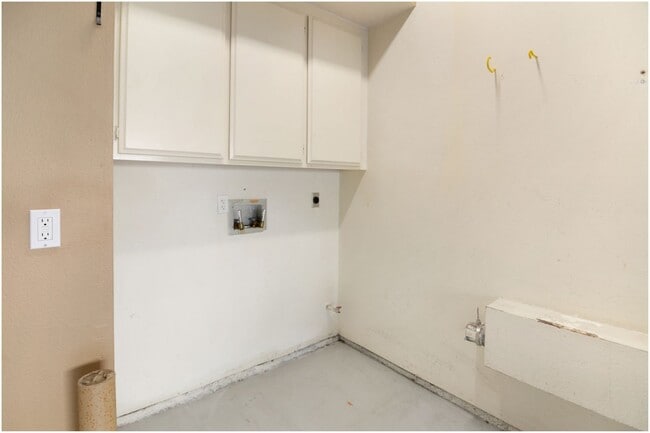 Building Photo - Tennis Villas 2 Bedroom Condo!