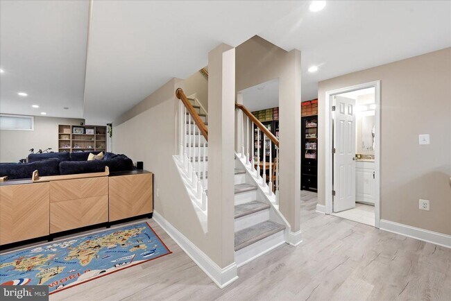 Building Photo - 911 Riva Ridge Dr