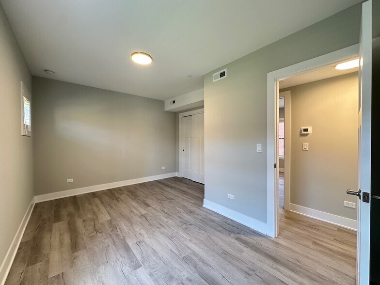 Building Photo - 1142 Oak Ave