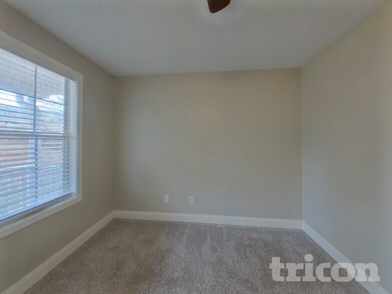 Building Photo - 8737 Windsor Lake Blvd