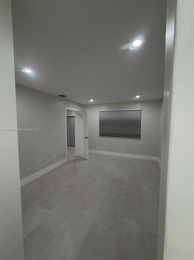 Building Photo - 9716 Hammocks Blvd