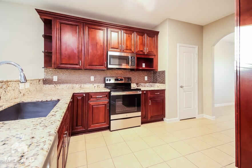 Building Photo - 6510 Pine Tree Dr