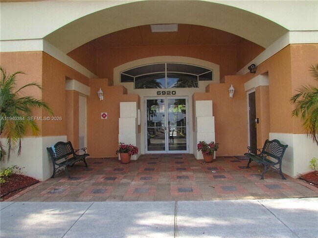 Building Photo - 6900 SW 39th St