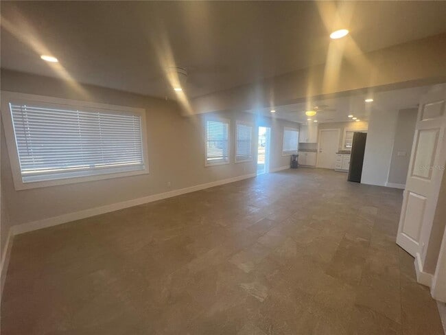 Building Photo - 322 Lasayette Dr NE