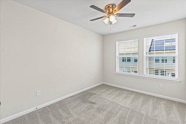 Building Photo - 9 Venice Ln