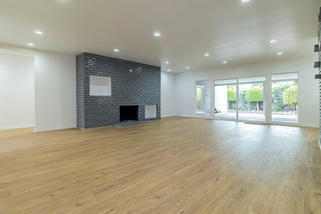 Building Photo - 621 N Bedford Dr