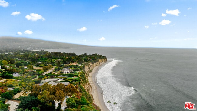 Building Photo - 7122 Dume Dr