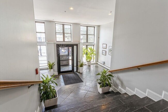Building Photo - 1115 Willow Ave