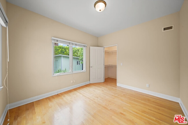 Building Photo - 248 S Swall Dr