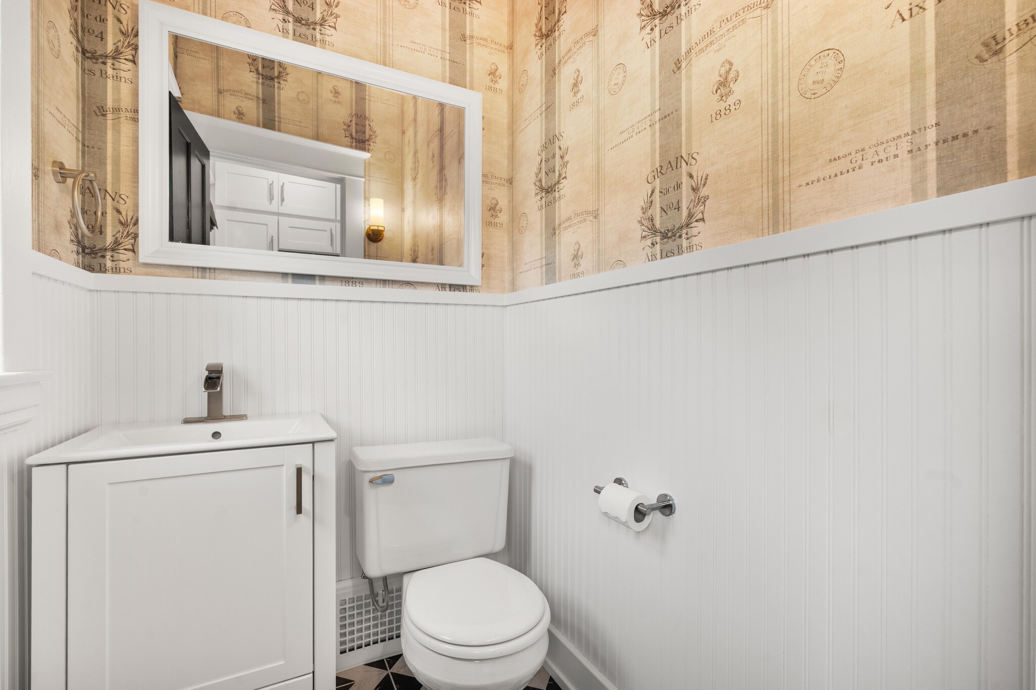 Building Photo - 127 Trowbridge St NE