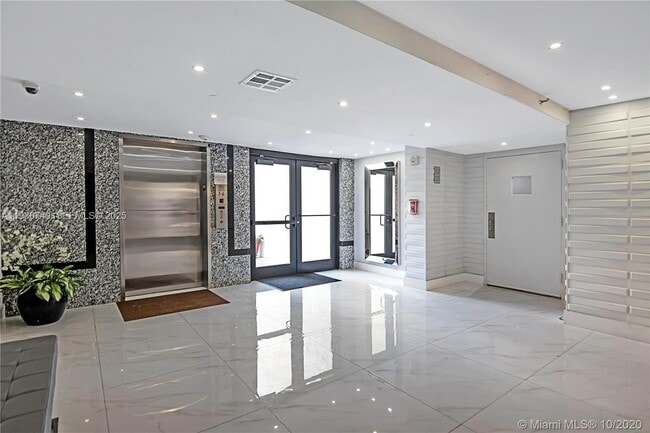 Building Photo - 16919 N Bay Rd