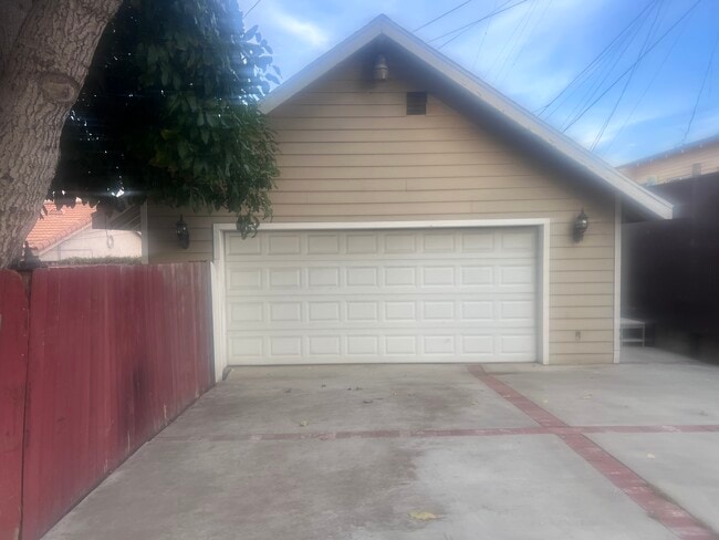 Building Photo - 1367 W 12th St