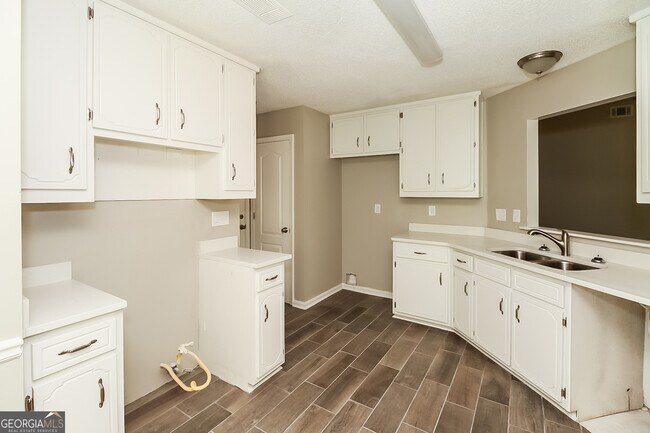 Building Photo - 1012 Forest Glen