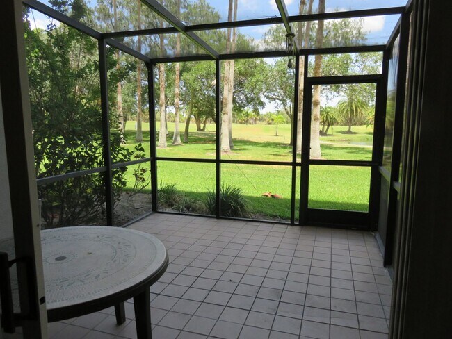 Building Photo - Turnkey 2/2 in a resort community golf and...