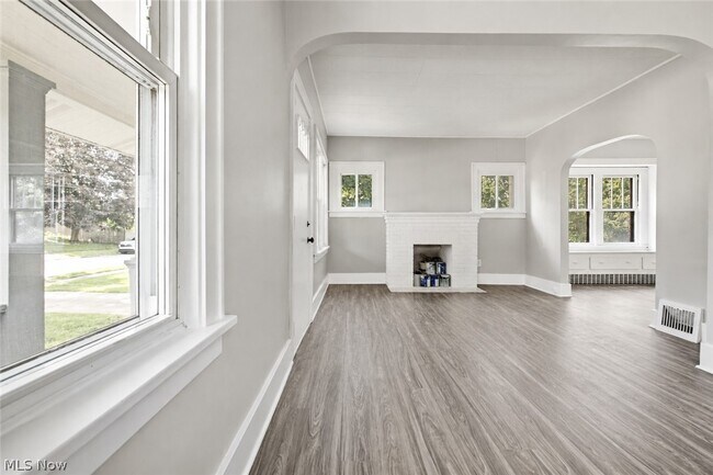 Building Photo - 975 Corwin Ave